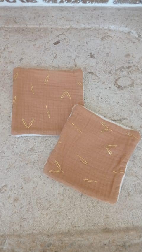 Serviette visage doublée "S" - camel feuilles dorées – Image 2
