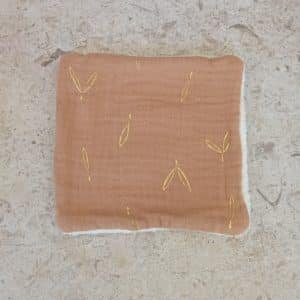 Serviette visage doublée "S" - camel feuilles dorées