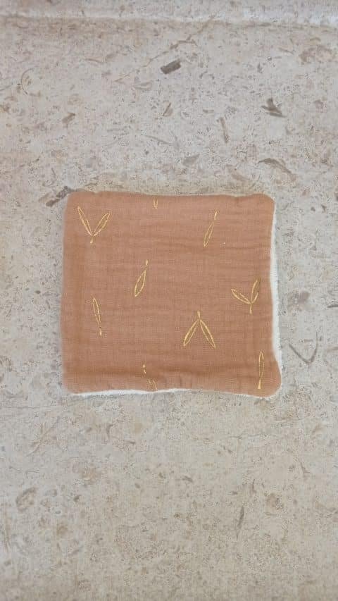 Serviette visage doublée "S" - camel feuilles dorées